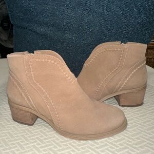 Women’s Vince Camuto suede bootie Sz 8.5 M 2” Heel